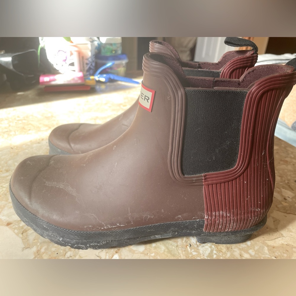 Short Hunter Chelsea ankle rain snow boots in burgundy